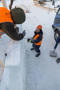 安装人员正在建造一个冰城图片