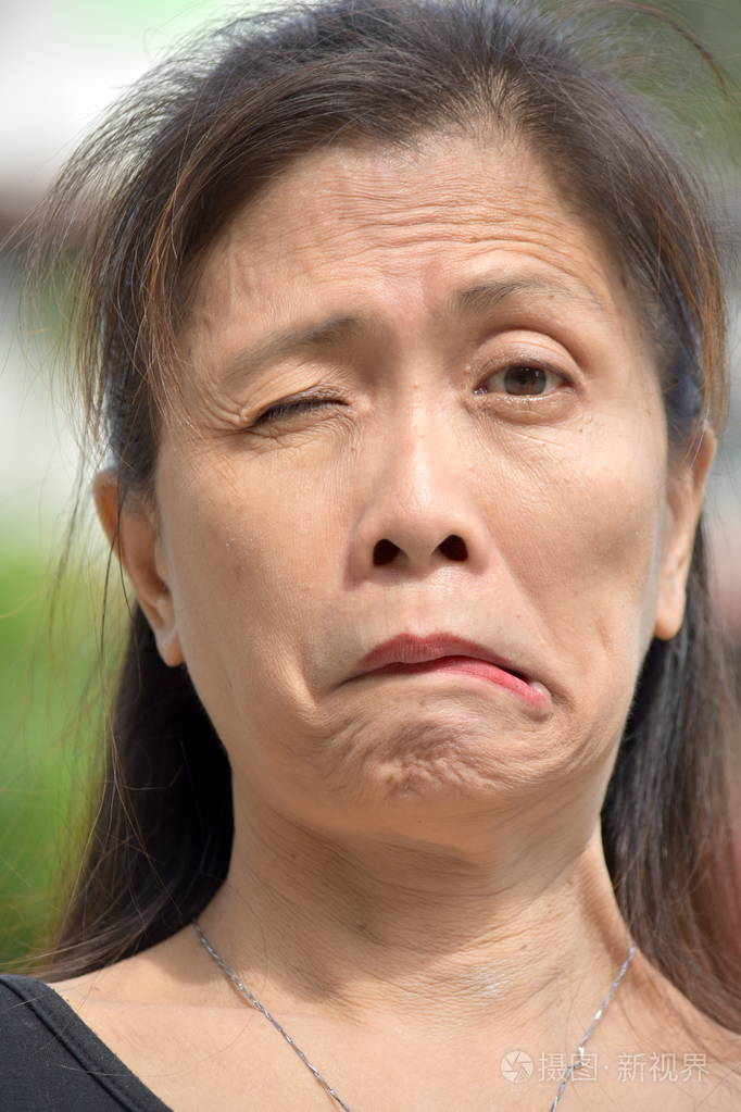 眨眼的老亚洲女性高级照片-正版商用图片16n1bj-摄图新视界