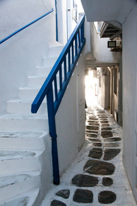 迈科诺斯传统的窄街，有蓝色的门和白色的墙