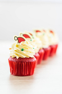 甜甜甜点，上面有小蛋糕红丝绒和巧克力圣诞帽