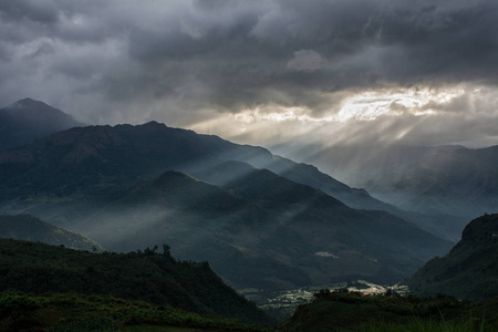 越南北部日落时的山景范西潘山。