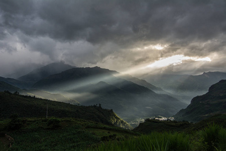 越南北部日落时的山景范西潘山。