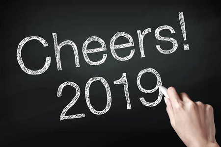 干杯2019用手。新年是公历中的第一天。