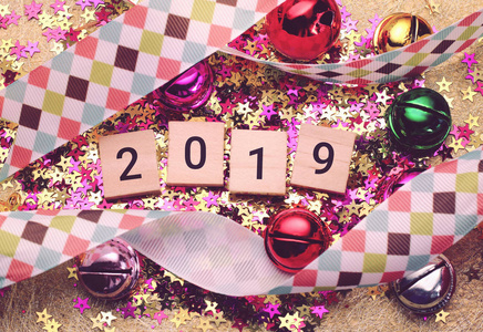 祝2019年新年快乐，装饰丰富多彩。新年是公历中的第一天。