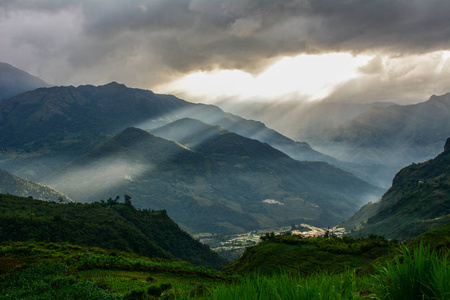 越南北部日落时的山景番山。