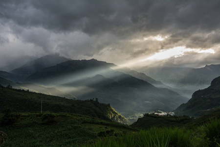 越南北部日落时的山景番山。