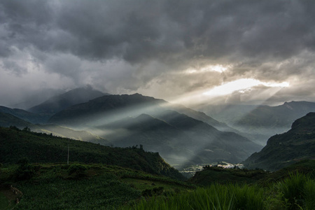 越南北部日落时的山景番山。
