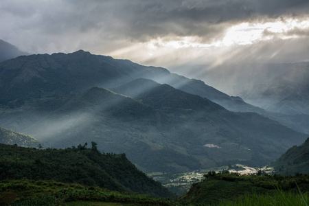 越南北部日落时的山景番山。