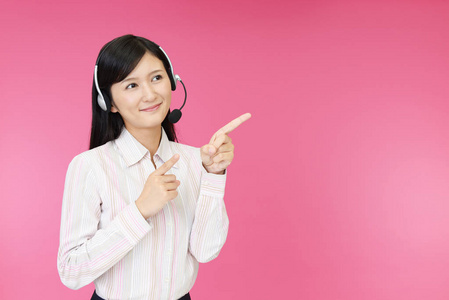 呼叫的女生呼叫中心接线员指着她的手指照片