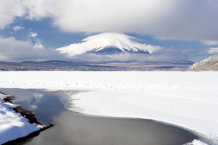 日本山子湖富士山雪倒影