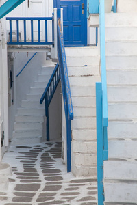 迈科诺斯传统的窄街，有蓝色的门和白色的墙
