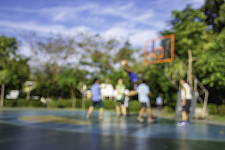 模糊的形象，老人和青少年上午打篮球在邦亚公园非塔布里在泰国。