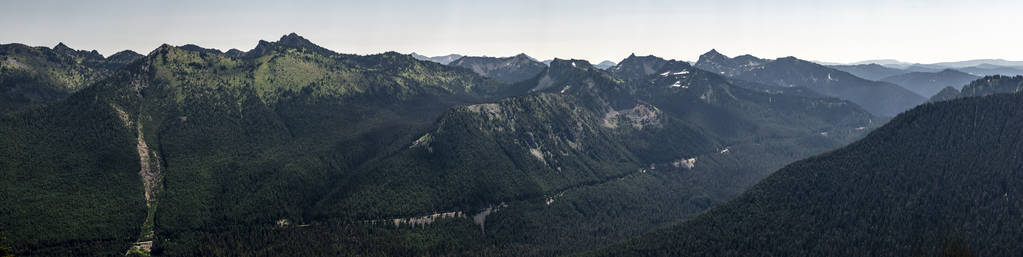 山区山谷公路，广受欢迎的山区目的地