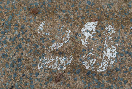 一个非常褪色和磨损的29号道路标记在混凝土表面图像与复制空间的景观格式。