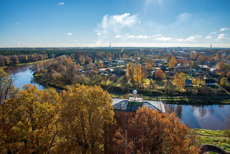 拉脱维亚美丽的瓦尔米耶拉市的鸟瞰图