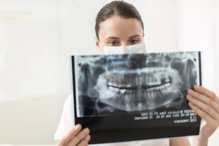 自信牙医分析牙科诊所的X光