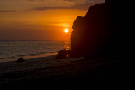 巴厘岛海滩上带岩石的令人惊叹的橙色日落