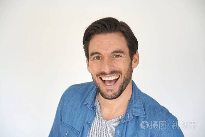 白色背景下随意大笑的英俊男子的肖像照片-正版商用图片16nch0-摄图新