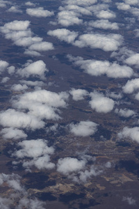 飞在云层之上。 从飞机的软焦点观看。