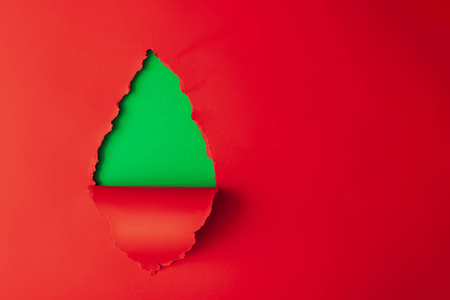 用红绿纸做的圣诞树形状。 最小圣诞背景