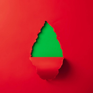 用红绿纸做的圣诞树形状。 最小圣诞背景