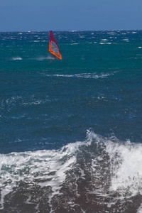 风筝在碧波上冲浪图片