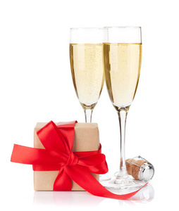 情人节或圣诞礼品盒和香槟杯。 孤立于白色背景