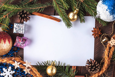 圣诞装饰球，八角树，肉桂锥，云杉枝，礼物在木制背景上。 圣诞节和新年假期。 圣诞快乐，新年快乐。 复制空间。 上面的风景。 圣诞