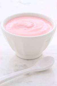 卡拉拉大理石上美味营养健康的新鲜草莓酸奶。