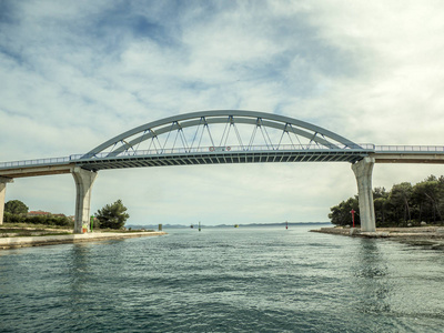 在克罗地亚的两个岛屿之间的桥梁，Ugljan和Pasman被称为zdrelac