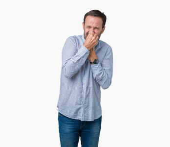 的高级男人在孤立的背景上闻到了一些臭味和令人恶心的难以忍受的气味