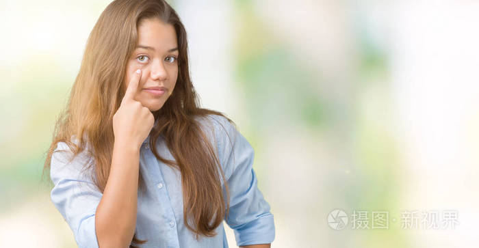 年轻漂亮的黑发商务女性背景偏僻眼睛盯着你看表情可疑