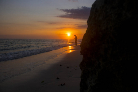 巴厘岛海滩，夕阳和人的轮廓