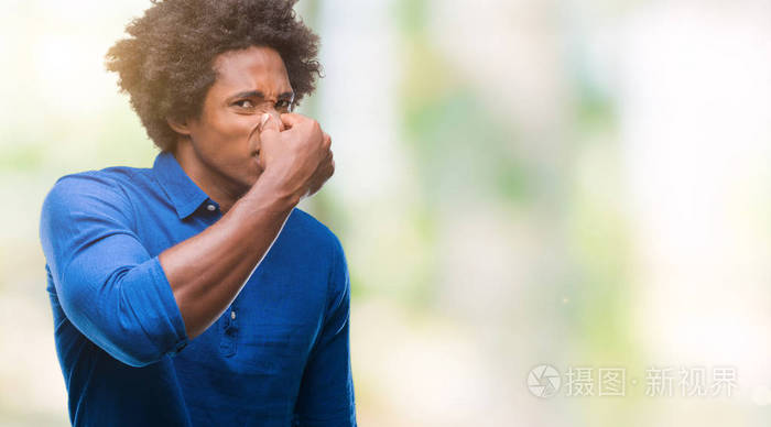 屏住呼吸,手指在鼻子上