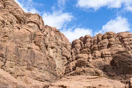 约旦亚喀巴市附近的瓦迪朗姆沙漠高山山脉