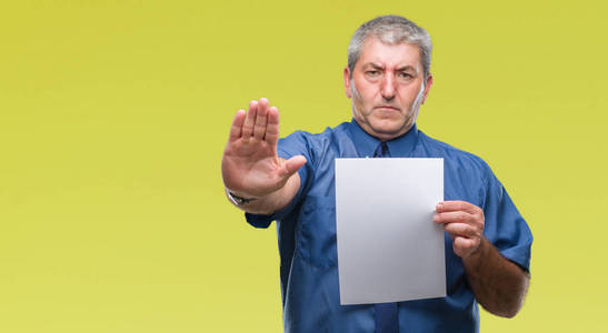 白纸做的小动物帅气的老大爷,在隔离的背景上拿着白纸,张开手做着站牌