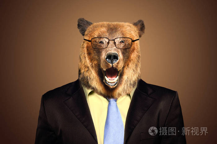 一只穿西装戴眼镜的滑稽熊的肖像