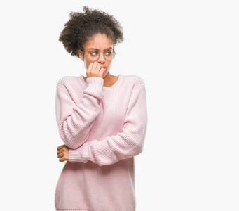 年轻的非洲裔美国妇女戴着眼镜，戴着孤立的背景，看上去压力很大，紧张，双手咬着嘴的指甲。 焦虑问题。