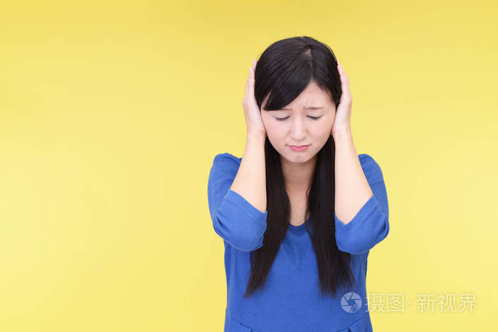 女人闭上眼睛捂住耳朵