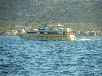 中型游艇在克罗地亚亚得里亚海巡航。