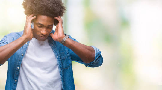 美国黑人男子超过孤立的背景，手在头上疼痛，因为压力。 偏头痛。