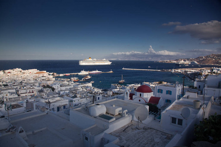 在阳光明媚的夏日里，从上面的山丘俯瞰Mykonos镇港口的全景，希腊，Mykonos，Cyclades