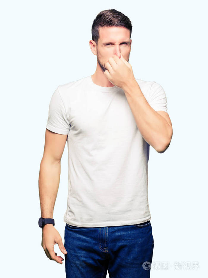 闻着一些臭味和令人恶心的难以忍受的气味,用手指在鼻子上屏住呼吸