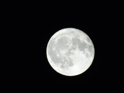一个令人惊奇的摄影全月在热那瓦市的夜晚，一个巨大的晴空背景和一些星星