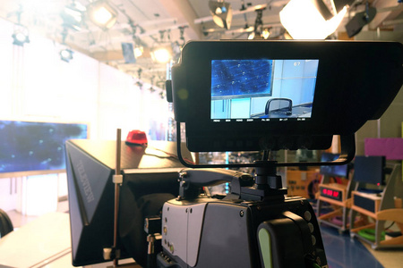 互联网直播节目中拍摄或录制和广播吊车三脚架上广播摄像机的模糊图像