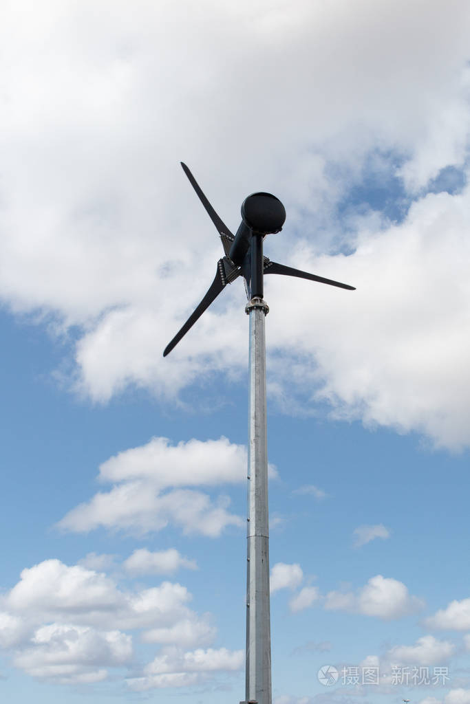 以云为背景的蓝天上的小型风力发电机可再生能源照片 正版商用图片16nqlx 摄图新视界