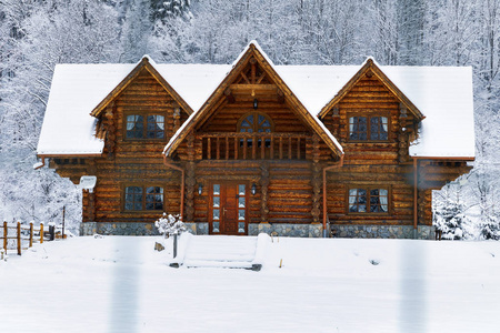 冬天山里的木屋