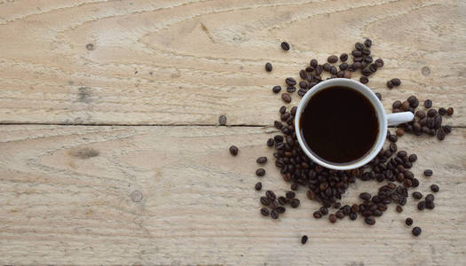 咖啡和咖啡豆在一个旧木板的背景上。