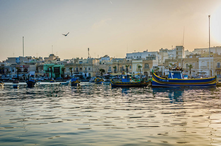 地中海渔村马尔萨克斯洛克马尔塔港的传统眼彩船卢祖