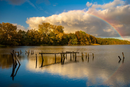 傍晚湖上彩虹的风景图片
